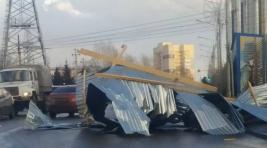 Шторм в Красноярске повредил кровли и повалил рекламные щиты