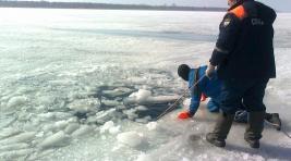 На Красноярском водохранилище под лед ушел автомобиль: есть погибший