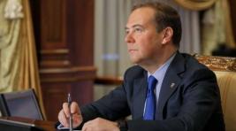 Медведев допустил точечные изменения в Конституцию РФ