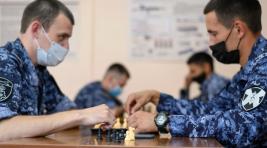 Охранники в Абакане решили отметить День шахмат