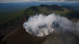 Вулкан Эбеко изрыгнул столб пепла высотой в 2,5 километра