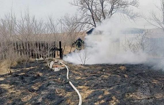Сильный ветер вновь осложнил работу пожарным в Хакасии