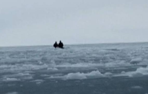 На юге Сахалина спасают рыбаков с дрейфующей льдины