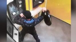 Мужчина в Дудинке напал на банкомат со сковородой