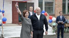 Глава Хакасии вручил ключи от нового школьного автобуса директору Райковской средней школы
