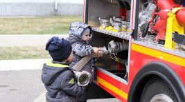 В преддверии Дня пожарной охраны абаканцам показали технику огнеборцев