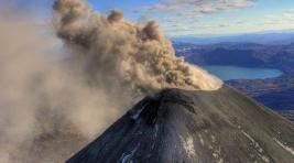 Вулкан Карымский выбросил столб пепла на высоту 6 километров
