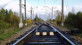 В Хакасии двухлетняя девочка едва не погибла под поездом