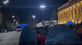 Возле парламента Грузии протестующие устроили палаточный лагерь