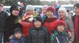 Шесть многодетных семей в Хакасии получили по микроавтобусу