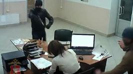 В Назарово грабители с обрезком трубы напали на офис по выдаче микрозаймов (ВИДЕО)