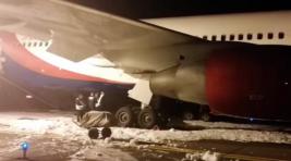 При жесткой посадке лайнера в Барнауле пострадали 49 человек