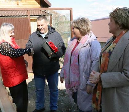 Благотворительная ярмарка РУСАЛа помогла приобрести подъёмник для Вари