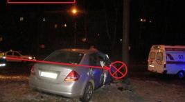 В Абакане водитель врезался в опору уличного освещения
