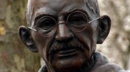 В Британии протестующие требуют снести статую Ганди
