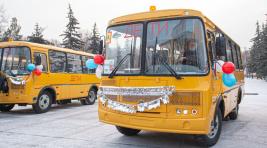 Автобусы с мишурой получили сельские школы Хакасии