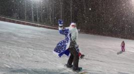 В Бобровом логе Деды Морозы устроили заезды на лыжах и сноубордах
