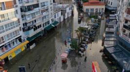 Мощный шторм в Черном море привел к подтоплению городов в Турции