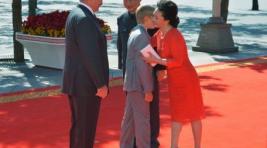 Поцелуй китаянки ошеломил сына Лукашенко (ВИДЕО)