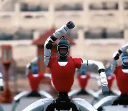 Роботы устроили кунг-фу шоу на площади у Храма Неба в Пекине