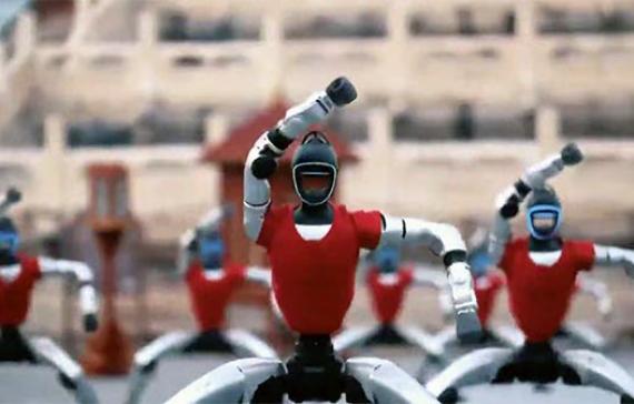 Роботы устроили кунг-фу шоу на площади у Храма Неба в Пекине