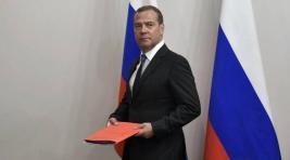 Медведев в ЛНР провел совещание по безопасности