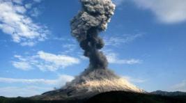 Вулкан Карымский выбросил столб пепла высотой в шесть километров