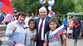 Виктор Зимин и Елена Вяльбе вместе с жителями Хакасии отпраздновали День российского флага