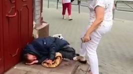 В Перми уволили чиновницу, пнувшую бездомного