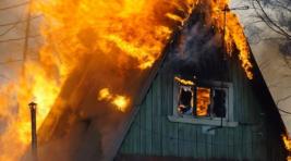 В Чапаево дотла сгорел двухэтажный дом