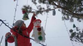 Сельские ребятишки украсили елку светофорами и мишками