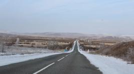 Ночью в Хакасии расчистили одну полосу дороги, ведущей к Балыксе