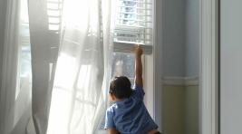 В столице Хакасии из окна многоэтажного дома выпал двенадцатилетний ребенок