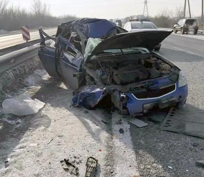 В результате несоблюдения дистанции Priora попала под грузовик