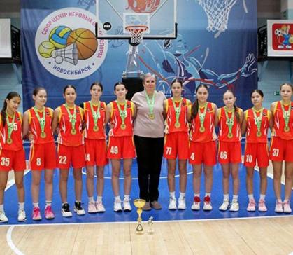 Абаканские спортсменки завоевали золото на межрегиональном первенстве по баскетболу