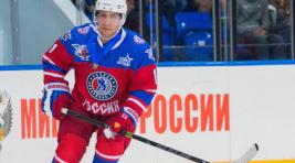 Путин и Шойгу сыграли с легендами хоккея на Красной площади