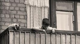 В Черногорске ребенок чуть не вывалился с балкона