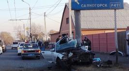 В Абакане парень на BMW врезался в столб и погиб