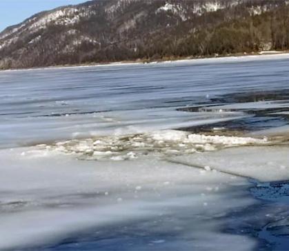 На Красноярском водохранилище автомобиль провалился под лёд