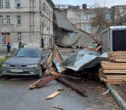 В Новосибирске ураганный ветер валил деревья