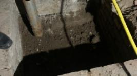 В подвале жилого дома в Красноярске коммунальщики нашли забетонированные кости