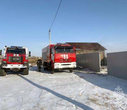 В Абакане тушили автомобиль, в Черногорске - гараж