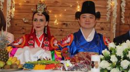 Жителям Хакасии показали корейскую свадьбу