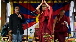 Далай-лама посетил рок-концерт в Гластонбери