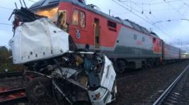 Семь человек погибли при столкновении поезда с автобусом в Ярославской области
