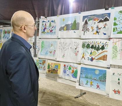 Лучшие рисунки саяногорских школьников разместят у главной ёлки города