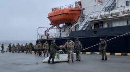 Украинских военных с острова Змеиный доставили в Севастополь
