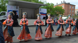 В столице Хакасии двор после ремонта решили открыть с песнями и танцами