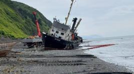 На Сахалине штормом выбросило судно на берег