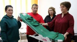 Саяногорские волонтеры подарили девочке с ДЦП приспособление для купания